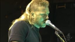 Mitähän James Hetfield nykyään tuumaa 30 vuoden takaisesta hiustyylistään? Metallica jakoi livevideon kaukaa ysäriltä