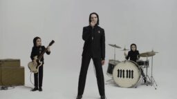 Marilyn Manson ja mini-Mansonit vauhdissa rokkarin tuoreella videolla