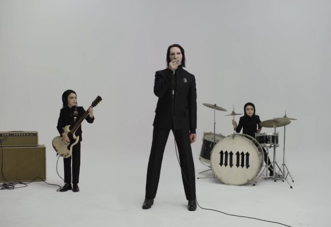 Marilyn Manson ja mini-Mansonit vauhdissa rokkarin tuoreella videolla