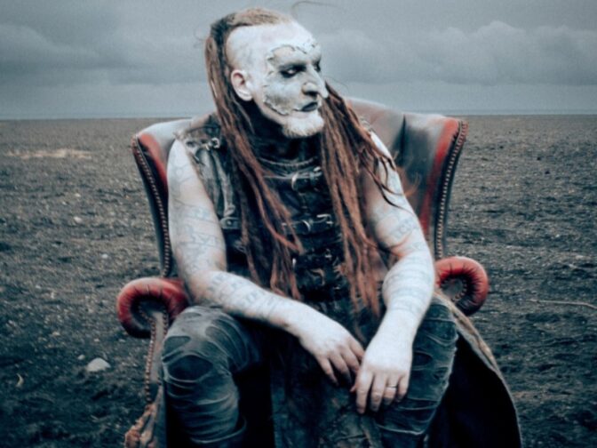 Mortiis laajentaa palettiaan tulevalla, nimekkäitä vierailijoita vilisevällä levyllä – nimikappale videoineen julki