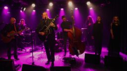 Tummaa musiikillista samettia – T. Jarva & The Dark Place Helsingissä, raportti ja kuvat