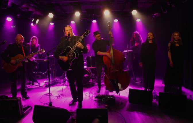Tummaa musiikillista samettia – T. Jarva & The Dark Place Helsingissä, raportti ja kuvat