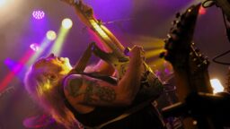 Tarotin Zachary Hietala esittelee soittokamojaan Rockwayn videolla