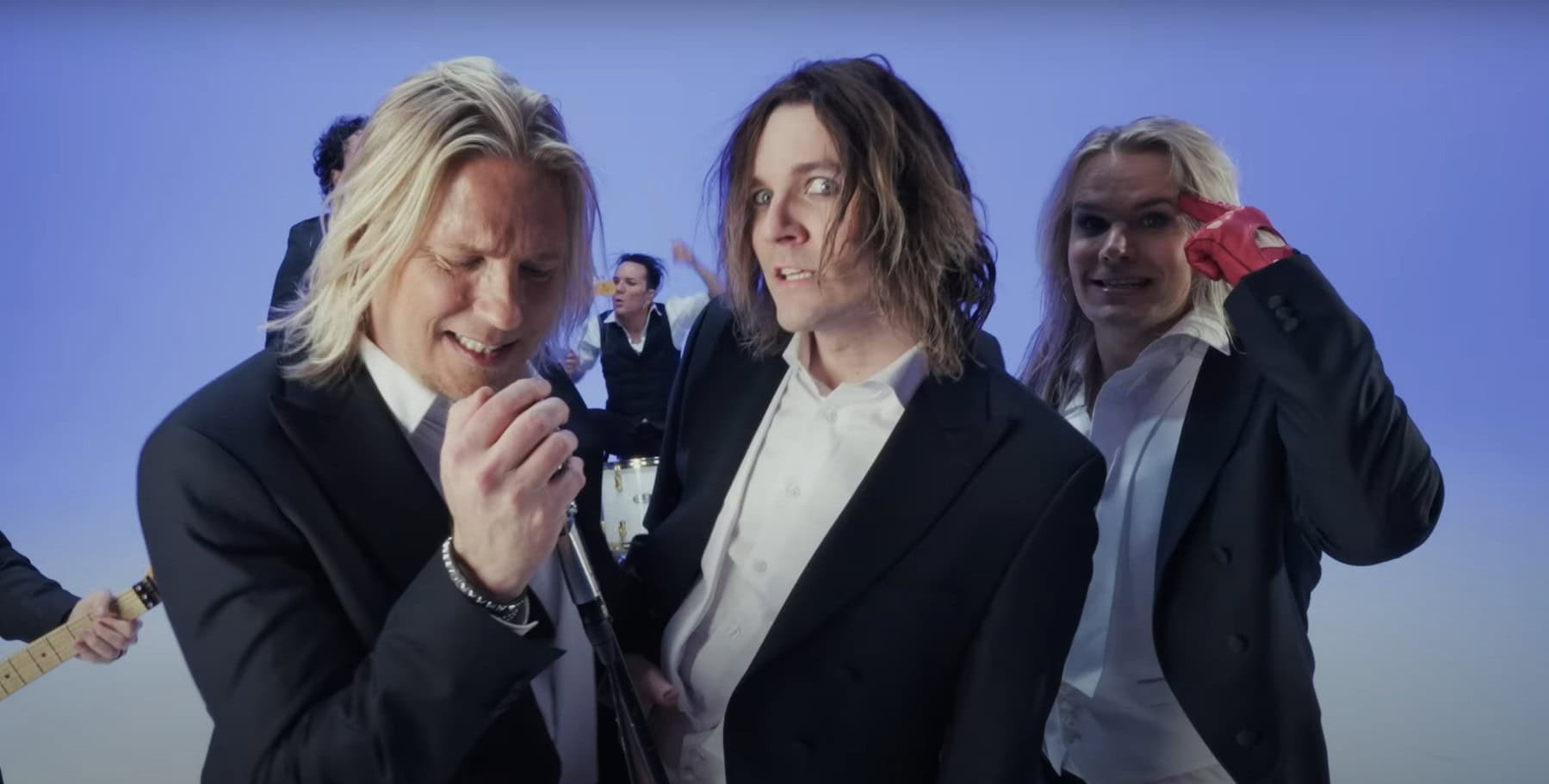 Radio Rockin tiimi kasasi bändin ja teki coverin Neljän Baritonin hitistä – tämä on Rock-musiikkia