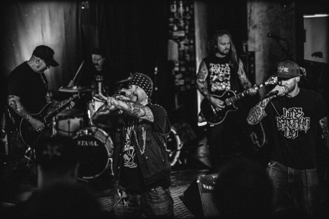 Hardcore-legendalta kunnianosoitus mutseille – Amorphisin Tomi Joutsen mukana Ratfacen tuoreella singlellä