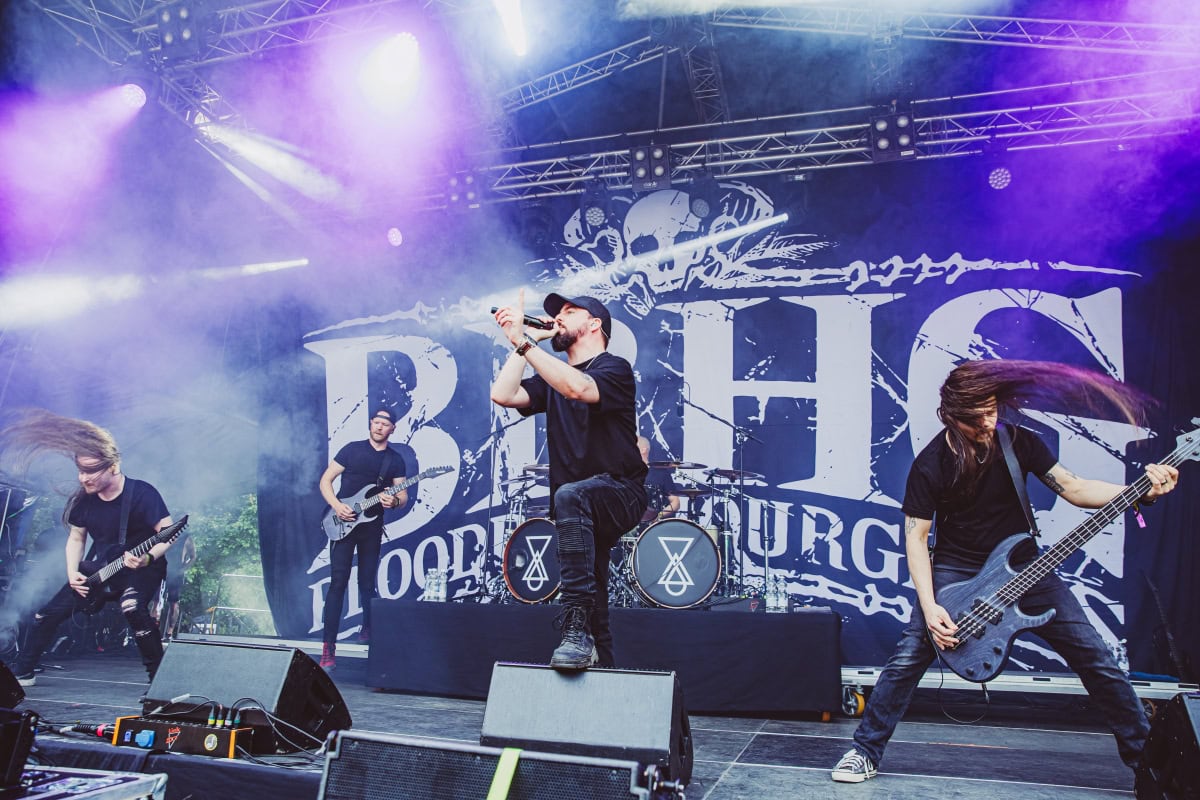 Bloodred Hourglass katsoo sekä menneeseen että tulevaan tulevan levyn viimeisellä singlellä – videolle taltioitiin aitoa live-energiaa