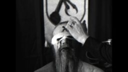 ”Varis on kappale, jossa profetia syntyy liekistä ja vihasta. Ei lohduttamaan, vaan herättämään” – Se, josta ei puhuta julkaisi tulevan levyn toisen singlen