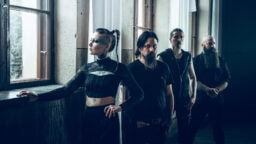 ”Lakkasin varomasta power metal -taustaani” – melankolisen metallin lähettiläs leikittelee kontrasteilla tuoreella singlellään