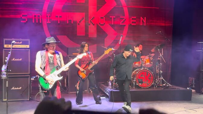 Adrian Smith kutsui tutun hahmon lavalle Smith/Kotzenin keikalla Iron Maidenin ikivihreää esittämään – yleisöstä kuvattua videota julki