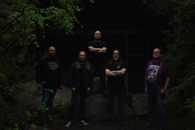 Kotimainen doom metal -veteraani juhlii nelikymppisiään uuden levyn merkeissä – ensisingle sukeltaa Skotlannin synkimpään legendaan