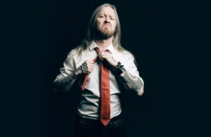 Stam1na-nokkamiehen esikoisromaani dramatisoidaan teatterilavalle – Antti Hyyrynen itse mukana äänisuunnittelijana