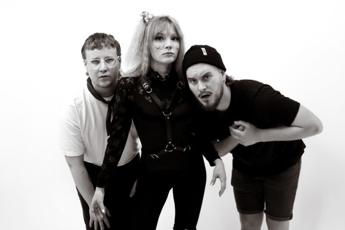 ”Seisomme niiden takana, jotka eivät saa ääntänsä kuuluviin” – Stoned Statues julkaisi uutta musiikkia