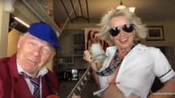AC/DC:n ikoninen klassikko saa sunnuntailounaalla uudet vaatteet – vai riisutaanko entisetkin?