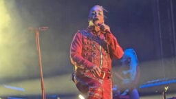 Till Lindemann maalasi kaupungin punaiseksi – tällaisessa vedossa Rammstein-keulahahmo oli Turun Rockfesteillä
