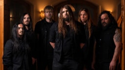 Suomalais-meksikolainen melodeath-yhtye kannustaa kyseenalaistamaan vaikutusvaltaisten ihmisten rakentamat narratiivit tuoreella singlellään
