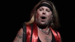 Himokas Vince Neil pyytelee tissikuvia – eikä tunnu erottavan tekoälyä oikeista ihmisistä